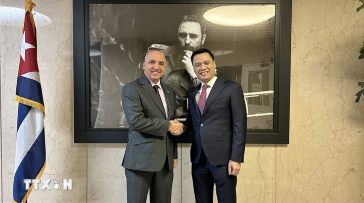 Đại sứ Đặng Hoàng Giang, Trưởng Phái đoàn Thường trực Việt Nam tại Liên hợp quốc (phải), tại cuộc gặp với Đại sứ Ernesto Guzmán, Trưởng Phái đoàn Cuba tại Liên hợp quốc. (Ảnh: TTXVN)