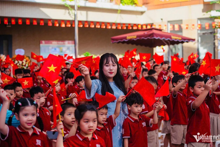 गृह मंत्रालय ने शिक्षकों के लिए विशेष वेतन गुणांक निर्धारित न करने का प्रस्ताव रखा है क्योंकि इस पेशे की ख़ासियत यह है कि इस पेशे के लिए अधिमान्य भत्ते में वृद्धि की गई है। (फोटो: वियतनामनेट)