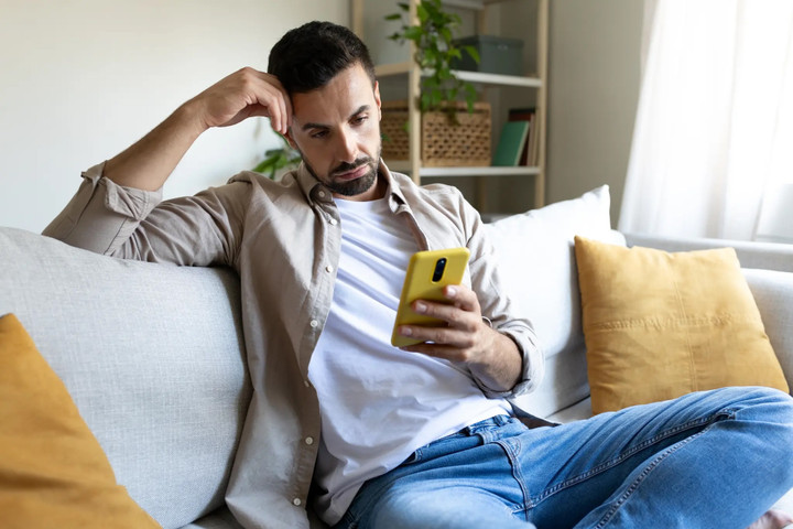 Việc liên tục cúi cổ về phía trước sẽ khiến nếp nhăn hình thành. (Ảnh: Adobe Stock)