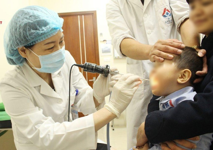 PGS. TS Nguyễn Thị Hoài An đang thăm khám cho bệnh nhân nhi.