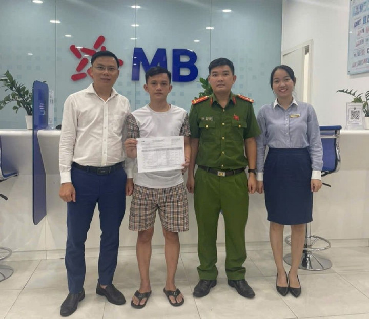 Toàn bộ số tiền gần 500 triệu đồng đã được nam thanh niên chuyển lại cho người đàn ông ở Lâm Đồng. (Ảnh: C.A)