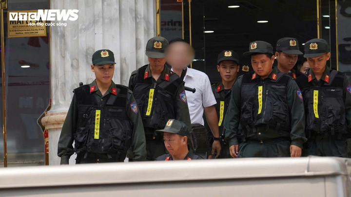 Ghi nhận của PV Báo Điện tử VTC News, khoảng 12h15 cùng ngày, lực lượng chức năng rời khỏi tòa nhà.