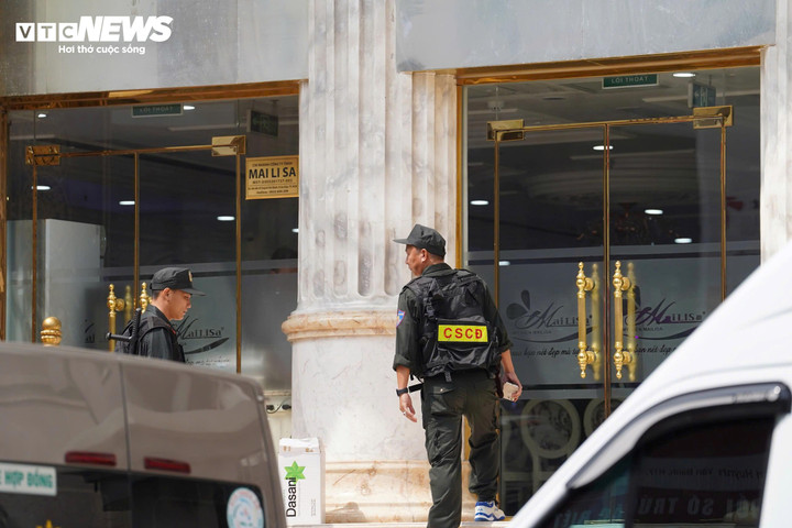 Từ sáng sớm, lực lượng chức năng có mặt tại thẩm mỹ viện Mailisa trên đường Huỳnh Văn Bánh, TP.HCM.