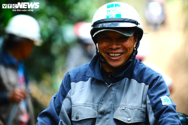 Nụ cười rạng rỡ của người dân khi có con đường tạm xuyên rừng rất vững chắc. Ảnh: THIÊN TRANG