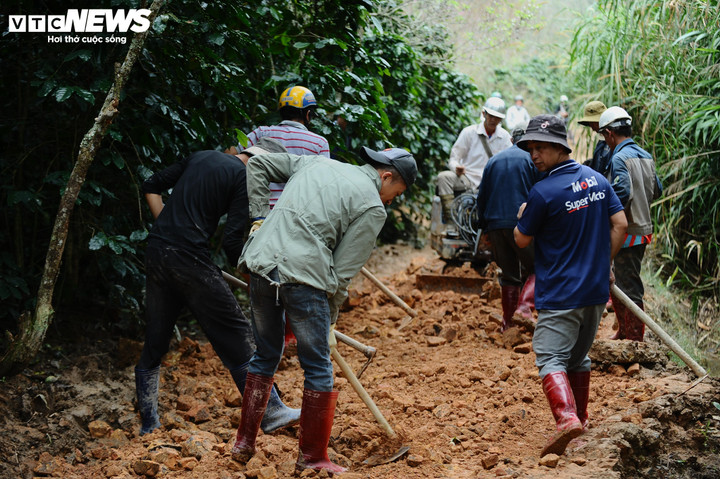 Các người dân gần đèo D'Ran đang hối hả gia cố con đường tạm sau khi được Sở Xây dựng tỉnh Lâm Đồng hỗ trợ thêm đá. Ảnh: THIÊN TRANG