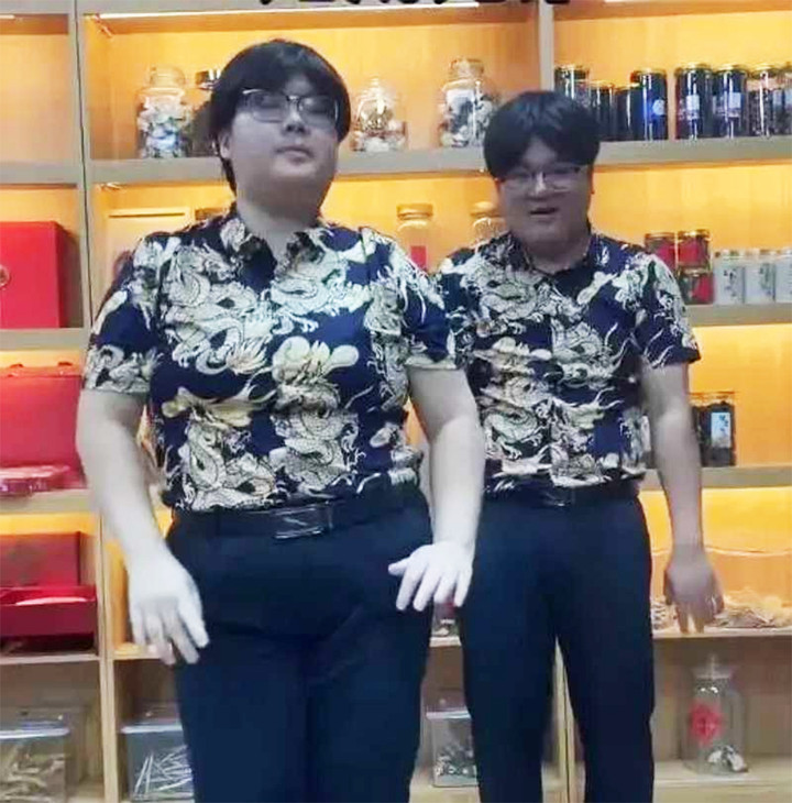 Cặp đôi này cho biết hồi mới gặp, họ chưa giống nhau nhiều như bây giờ. (Ảnh: Jimu News)