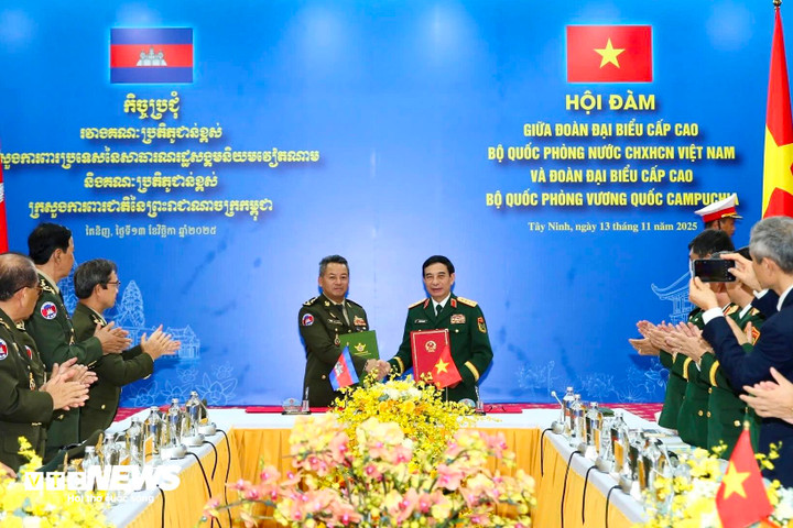 Đại tướng Phan Văn Giang và Đại tướng Tea Seiha ký và trao đổi các văn kiện hợp tác.