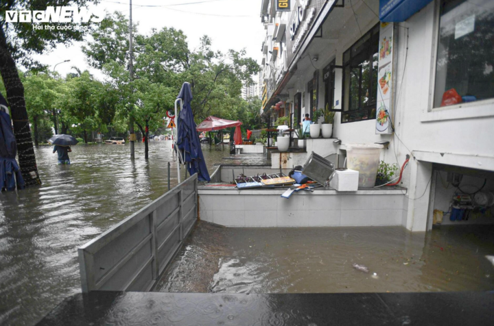 Người dân tìm cách ứng phó, ngăn nước vào nhà.