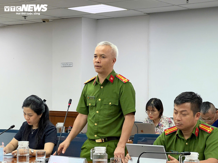 Thượng tá Nguyễn Văn Tùng - Phó Trưởng phòng PC07, Công an TP.HCM thông tin tại buổi họp báo.