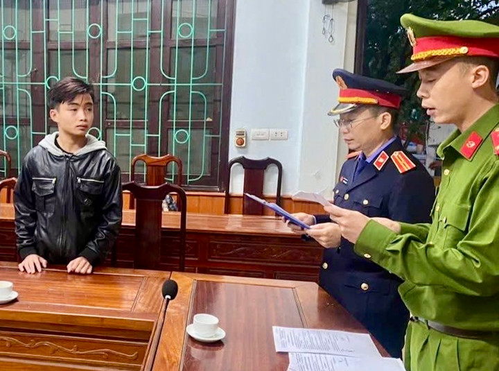 Cán bộ Viện kiểm sát và Cơ quan cảnh sát điều tra đang thi hành quyết định khởi tố bị can và lệnh bắt tạm giam đối với Lê Văn Phương. (Ảnh: Công an Hà Tĩnh)