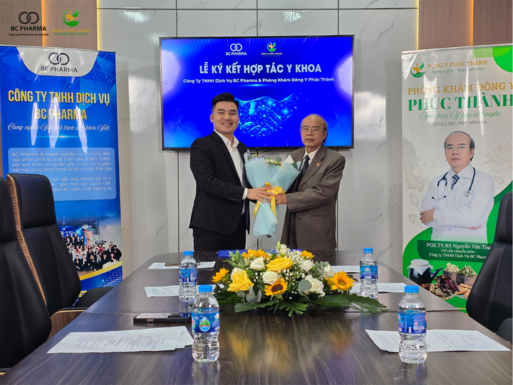 Ông Nguyễn Xuân Bách - Giám đốc BC Pharma (trái) tặng hoa cho ông Nguyễn Văn Toại - Người sáng lập Phòng khám Đông y Phúc Thành (phải) chúc mừng hợp tác bền vững.