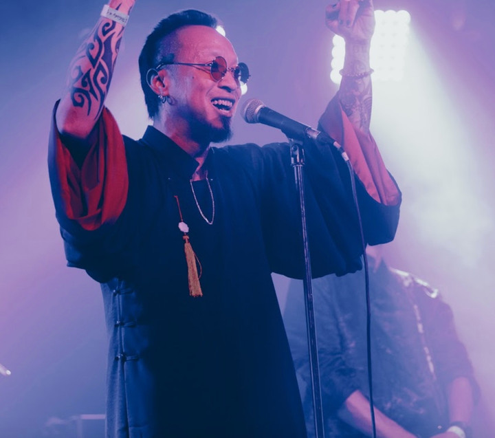 Các thành viên mặc áo dài để biểu diễn.