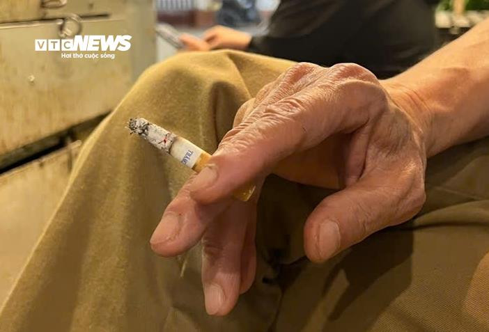 Hút thuốc lá nơi công cộng không chỉ gây ảnh hưởng nghiêm trọng đến sức khỏe của người hút, mà còn tác động trực tiếp đến những người xung quanh. (Ảnh: Như Loan)