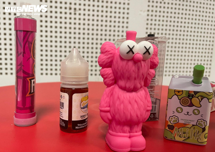 Thuốc lá điện tử "ngụy trang” bằng hình ảnh hiện đại, bắt mắt. (Ảnh: Như Loan)