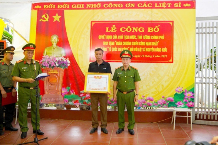 Trung tướng Nguyễn Văn Long, Thứ trưởng Bộ Công an trao Huân chương chiến công hạng Nhất và bằng "Tổ quốc ghi công" cho thân nhân liệt sĩ Nguyễn Đăng Khải. (Ảnh: Công an Hưng Yên)