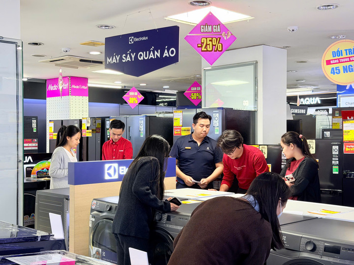 Trời nồm ẩm, người dân đổ xô mua máy giặt sấy, máy hút ẩm - 1