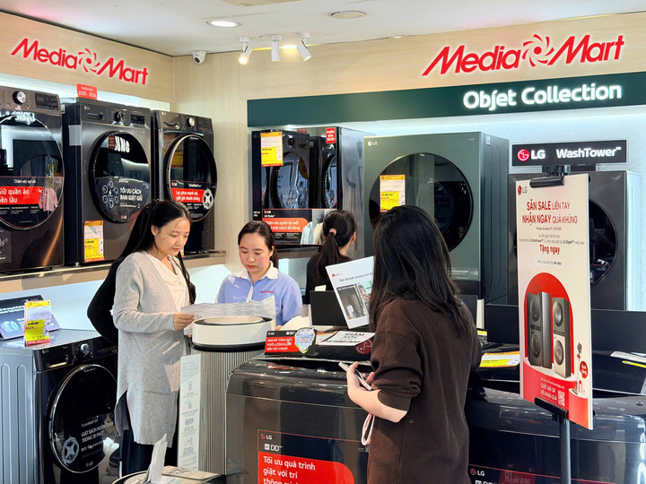 Trời nồm ẩm, người dân đổ xô mua máy giặt sấy, máy hút ẩm - 3