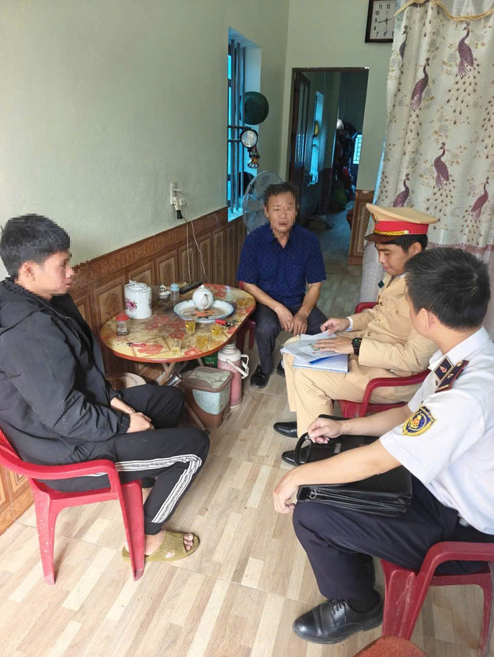 Cơ quan chức năng lập biên bản xử phạt vi phạm hành chính liên quan bãi tập kết vật liệu xây dựng không phép và hành vi neo đậu phương tiện thủy trái quy định.