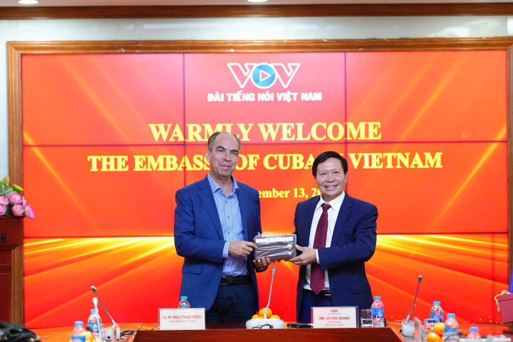 Ông Vũ Hải Quang, Phó Tổng Giám đốc VOV trao quà lưu niệm cho đoàn Cuba. (Ảnh: Đinh Trung)