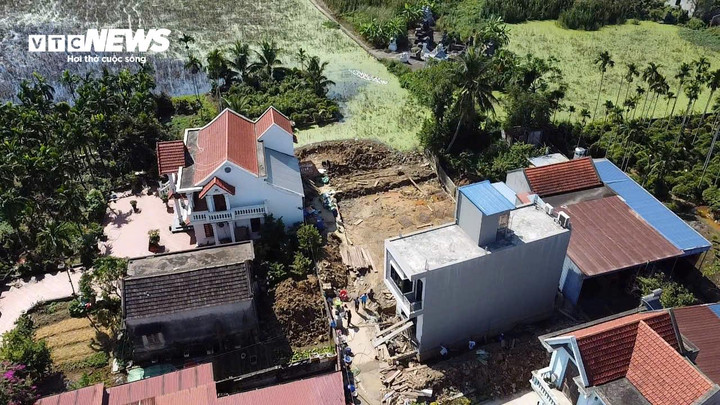 Nhóm thợ vẫn đang thực hiện các công việc để di dời ngôi nhà hai tầng của gia đình ông Đỗ Văn Hữu xây trên đất của người khác.