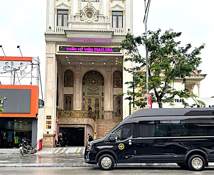 Công an xuất hiện tại cơ sở Thẩm mỹ viện Mailisa - số 132 đường Nguyễn Văn Cừ, phường Trường Vinh (Nghệ An)