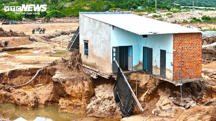 Vụ vỡ hồ chứa nước làm nhiều nhà cửa, vườn tược bị hư hại. Ảnh: THIÊN TRANG