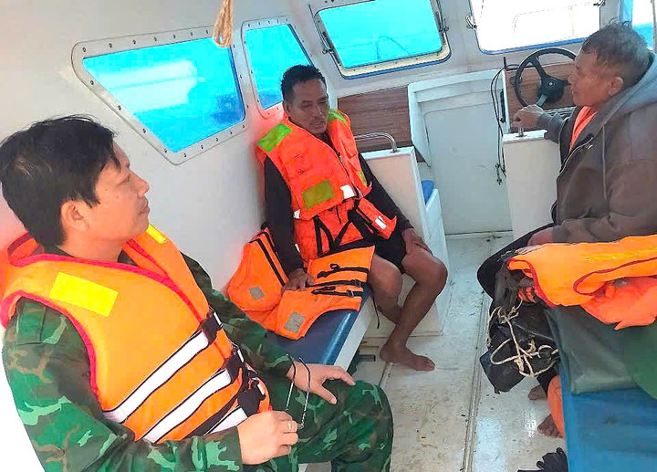 Các ngư dân được đưa vào bờ an toàn