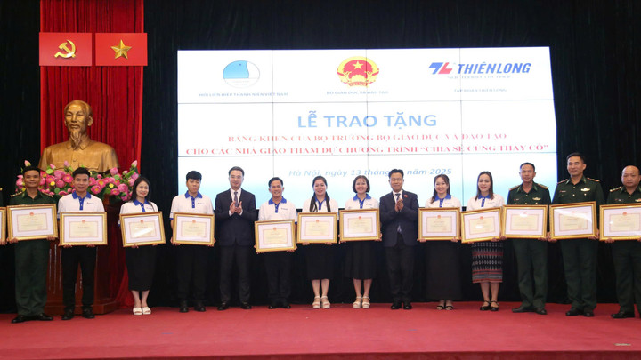 وزارت تعلیم و تربیت نے نمایاں اساتذہ کو سرٹیفکیٹ آف میرٹ سے نوازا (تصویر: لام ہائے)