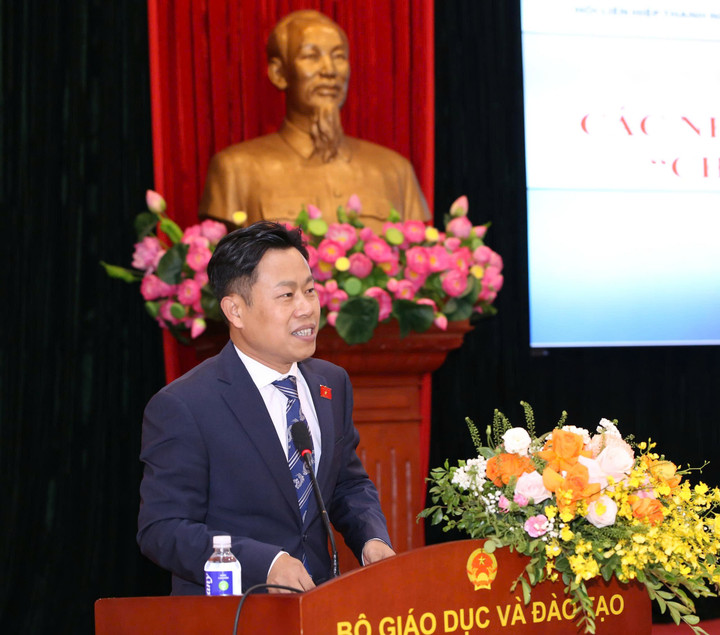 نائب وزیر برائے تعلیم و تربیت لی من کوان تقریب سے خطاب کر رہے ہیں (تصویر: لام ہائی)