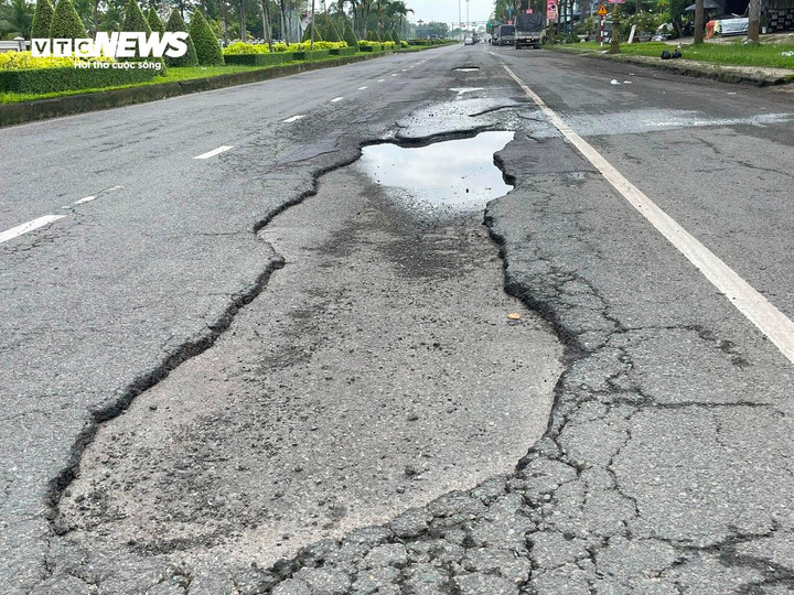 Tương tự, tuyến Võ Văn Kiệt trục giao thông huyết mạch dẫn lên sân bay Trà Nóc cũng đang xuống cấp.
