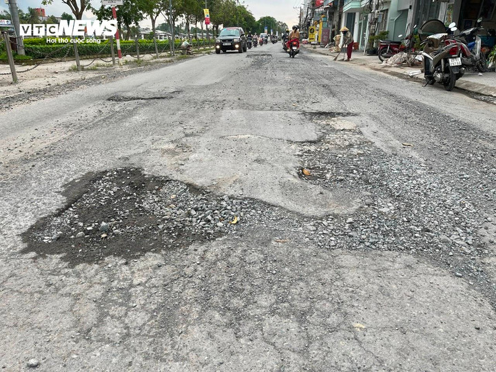 Ông Nguyễn Văn Tam, sống gần đoạn đường hư hỏng, cho biết: “Chúng tôi phản ánh hoài mà vẫn chưa sửa. Đường ngày càng hư nặng, người dân rất khổ”.