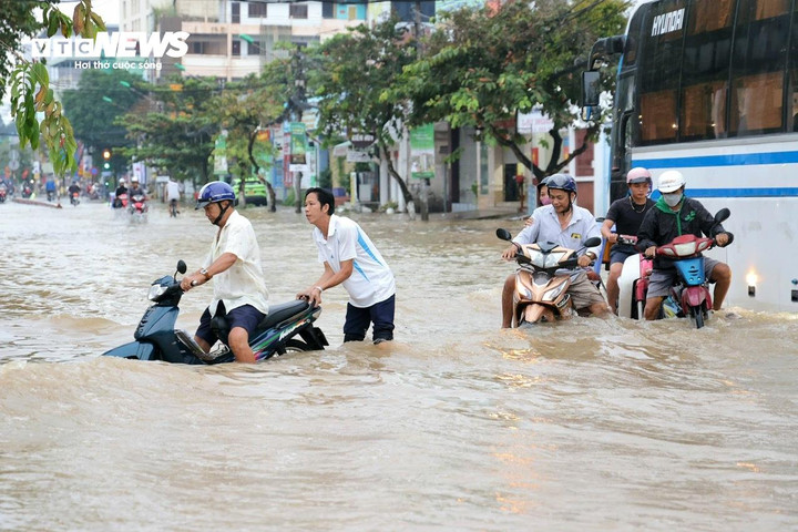 Ngày 6/11, triều cường dâng cao gây ngập một số khu vực tại TP Cần Thơ.