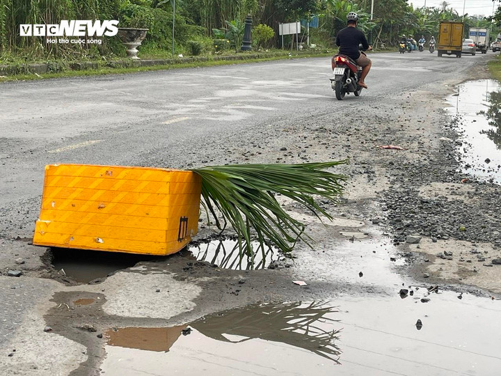 Ông Lê Thanh Hải (52 tuổi), tài xế chạy tuyến đoạn từ cầu Trường Tiền đến cầu Vàm Xáng hằng ngày, cho biết: "Đây là tuyến quan trọng ra sân bay, xe cộ đông mà đường hư hỏng như vậy rất nguy hiểm. Người dân mong ngành chức năng sớm khắc phục để đảm bảo an toàn".