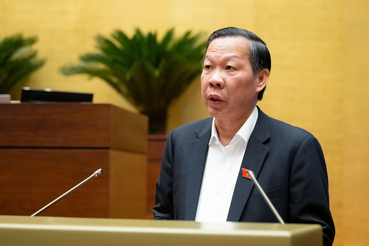 Chủ nhiệm Uỷ ban Kinh tế và Tài chính Phan Văn Mãi trình bày báo cáo thẩm tra.