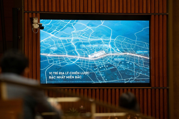Các đại biểu Quốc hội xem video clip về dự án dự án Cảng hàng không quốc tế Gia Bình.