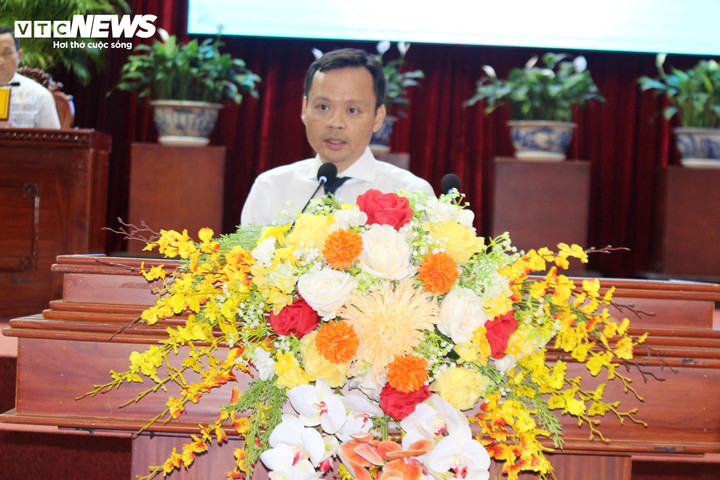 Ông Hoàng Quốc Cường, Giám đốc Sở Y tế TP Cần Thơ giải trình trước HĐND Thành phố. (Ảnh: Ngọc Dung)