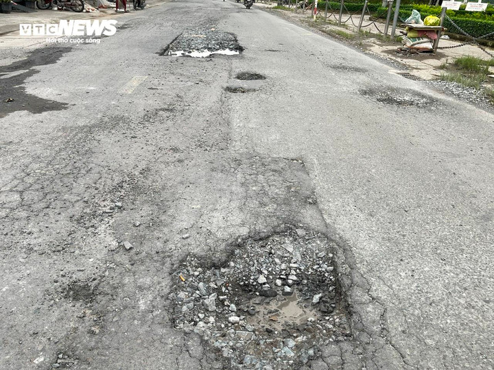 Người dân mong muốn các cơ quan chức năng nhanh chóng vào cuộc, sửa chữa toàn diện để đảm bảo an toàn giao thông khi lưu thông qua khu vực.