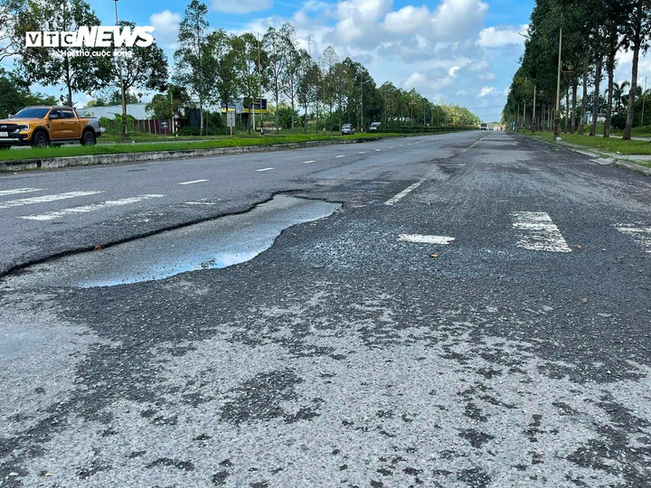 Hàng loạt ổ gà, ổ voi xuất hiện liên tiếp.