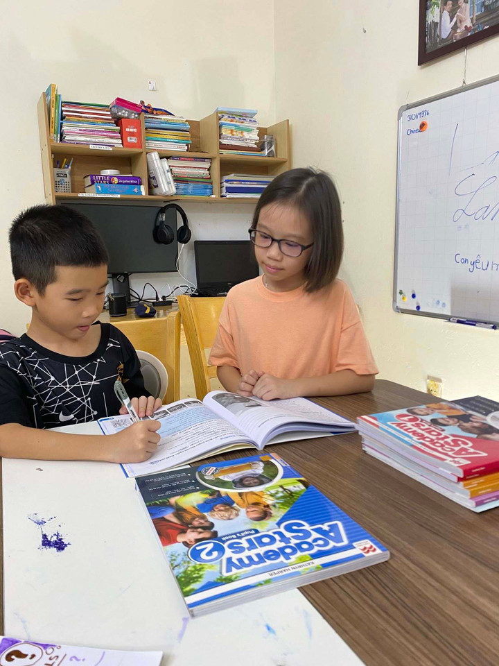 Đôi lúc "cô giáo nhí" cũng nghiêm khắc với em trai.