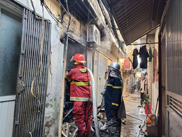 Ngôi nhà bị cháy nằm trong ngõ sâu trên phố Lĩnh Nam.