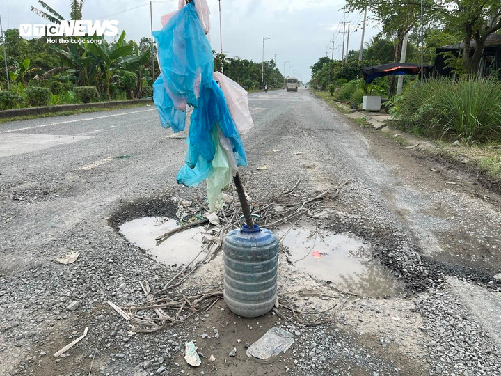 Sáng 14/11, ghi nhận của phóng viên Báo Điện tử VTC News, nhiều tuyến đường tại TP Cần Thơ rơi vào tình trạng xuống cấp nghiêm trọng. Mặt đường xuất hiện dày đặc "ổ gà, ổ voi", trũng sâu và đọng nước kéo dài khiến phương tiện phải liên tục né tránh, tiềm ẩn nguy cơ tai nạn, đặc biệt vào giờ cao điểm.