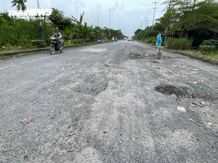 Trên tuyến Nguyễn Văn Cừ (đoạn từ cầu Trường Tiền đến cầu Vàm Xáng), nhiều vị trí bị bong tróc nặng, chi chít "ổ gà" khiến người dân di chuyển khó khăn. Dù tình trạng này đã được phản ánh nhiều lần, đến nay công tác sửa chữa vẫn chưa được thực hiện đồng bộ, khiến người dân không khỏi lo lắng.