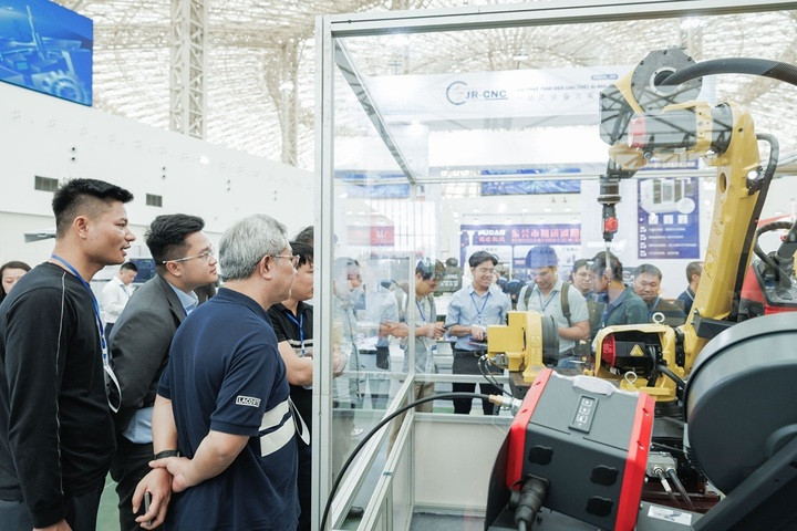 Cánh tay robot của Fanuc (Trung Quốc) trình diễn viết thư pháp, thu hút rất đông người tham quan.