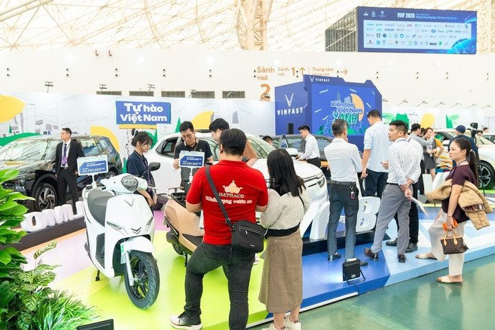 Gian hàng VinFast nổi bật với diện tích lớn, phong cách trưng bày hiện đại và dải sản phẩm xe điện phong phú, thu hút khách tham quan ngay từ cái nhìn đầu tiên.