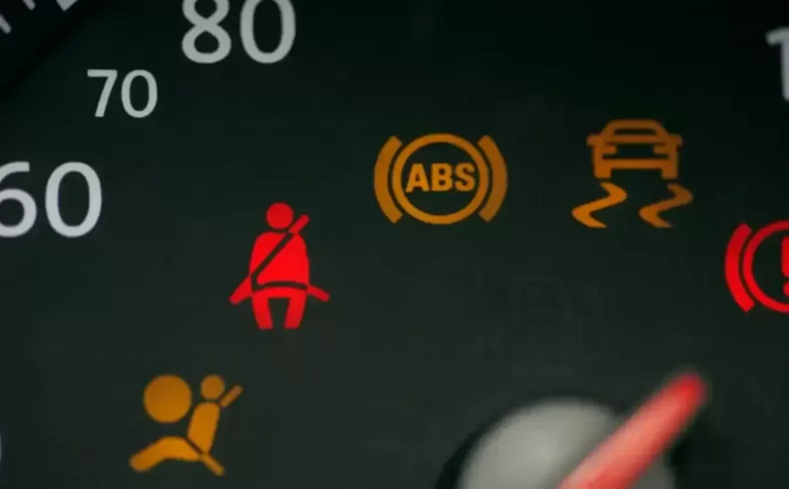 Các biểu tượng đèn cảnh báo màu đỏ và cam trên bảng điều khiển - dấu hiệu xe đang gặp sự cố cần kiểm tra. (Nguồn: Motor283)