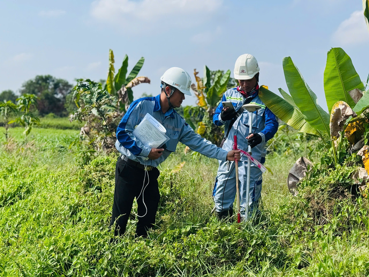 Upprättande av landmärken för markröjning av motorvägsprojektet Ho Chi Minh City - Moc Bai i Ho Chi Minh City.