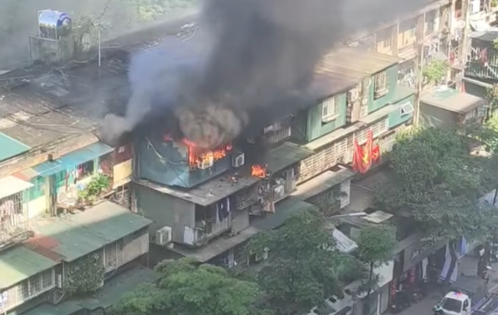 Khói lửa bốc lên ngùn ngụt tại khu vực chuồng cọp dãy tập thể cũ.