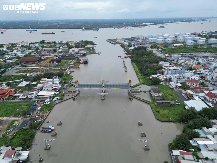 Översvämningsförebyggande projektet, värt 10 000 miljarder VND, har inte satts i drift efter många års byggnation. (Foto: Luong Y)