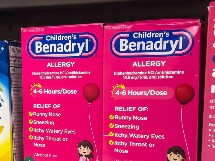 Thanh thiếu niên dùng thuốc kháng histamine liều cao gấp 6 lần liều khuyến cáo để gây ảo giác. (Ảnh: Adobe Stock)