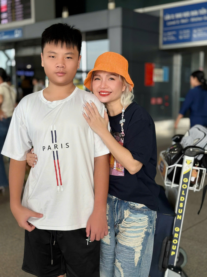Chị Tuyết Nhi cùng con trai trước giờ khởi hành chuyến du học (Ảnh: NVCC)